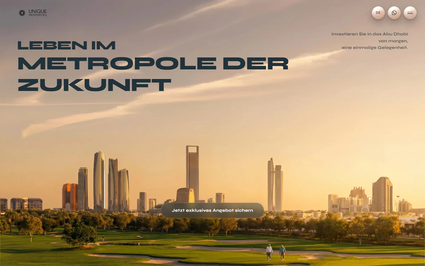 Unique-Properties-Website mit der Skyline von Abu Dhabi im Abendlicht